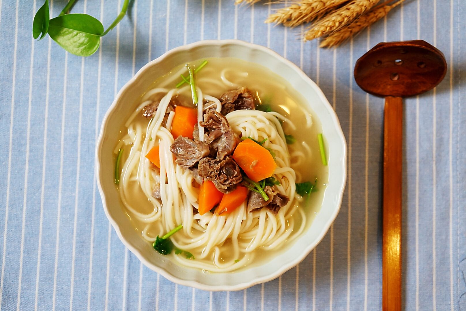 晚上多忙半小时，早餐我做的营养羊汤面才花十分钟，先生直夸真香