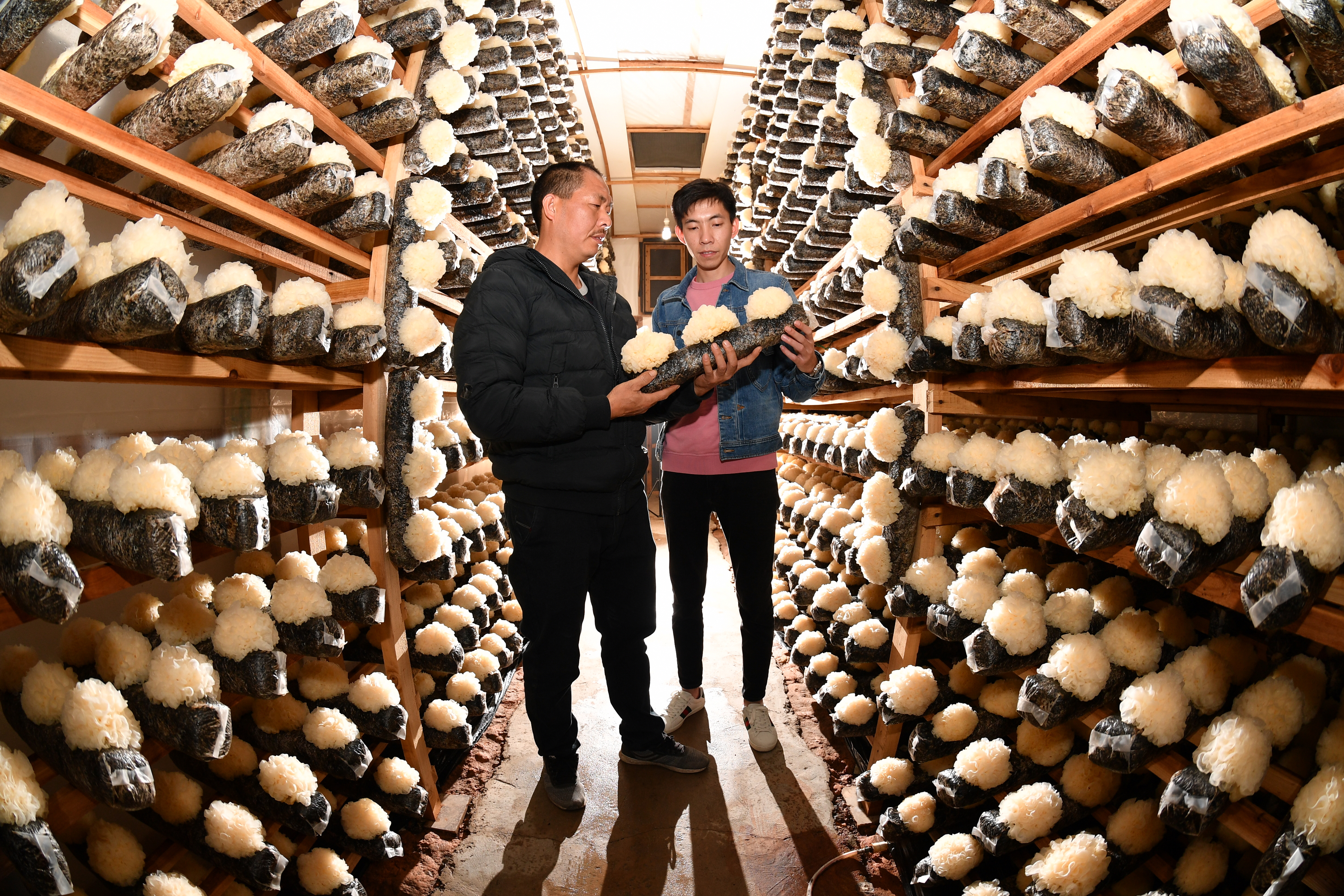 90后大学生拼多多开店月入两万,小伙做拼多多半年