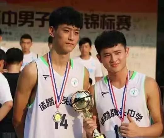 曾和黎伊扬对飙！1米93控卫！又帅又能打！独砍33分打爆浙大