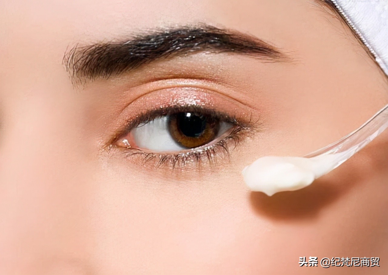 眼部涂了眼霜还用再涂乳液吗,眼霜该怎么涂视频