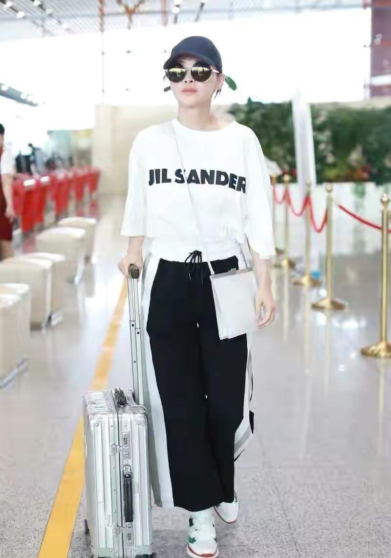 梅婷瘦下来真洋气，穿白T恤配运动裤走机场，圆墨镜减龄时髦炸了