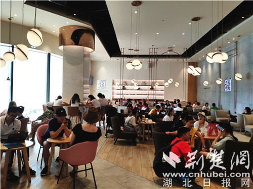 网红奶茶排队8小时,为一杯网红奶茶排队多久