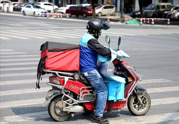 15000元存银行一个月利息收入,把钱存入银行一个月利息多少