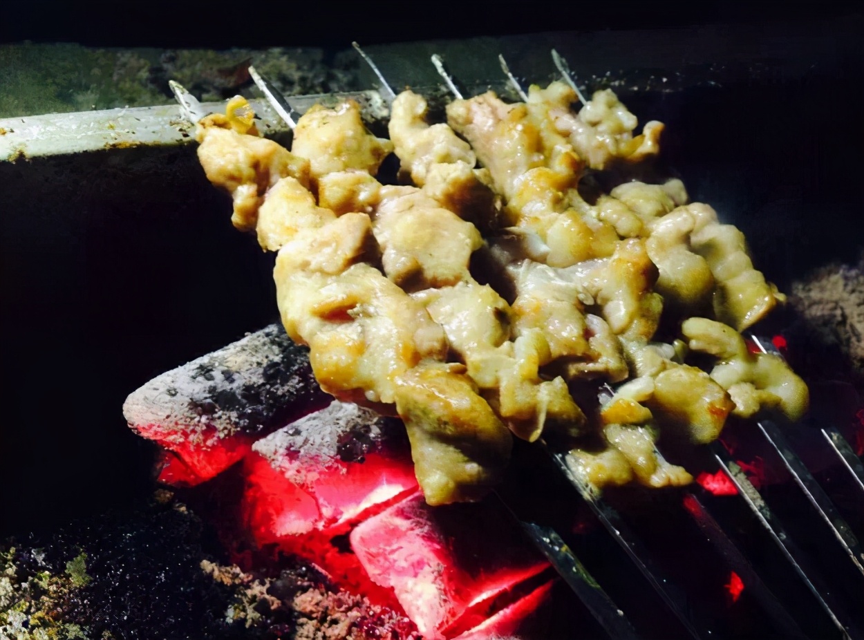 烧烤摊怎样做出外酥里嫩的烤肉,烧烤摊不营业老板自己吃