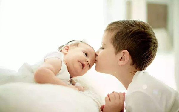 满月婴儿大脑发育的症状,满月宝宝如何促进大脑发育