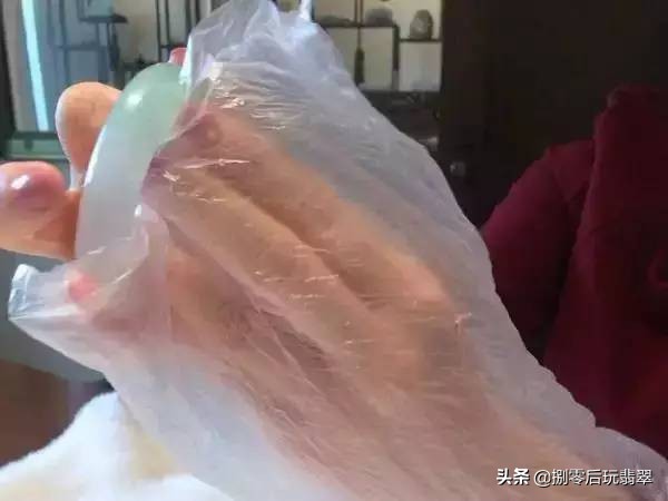 翡翠手镯洗澡时要取下来吗,戴翡翠手镯晚上需要取下来吗