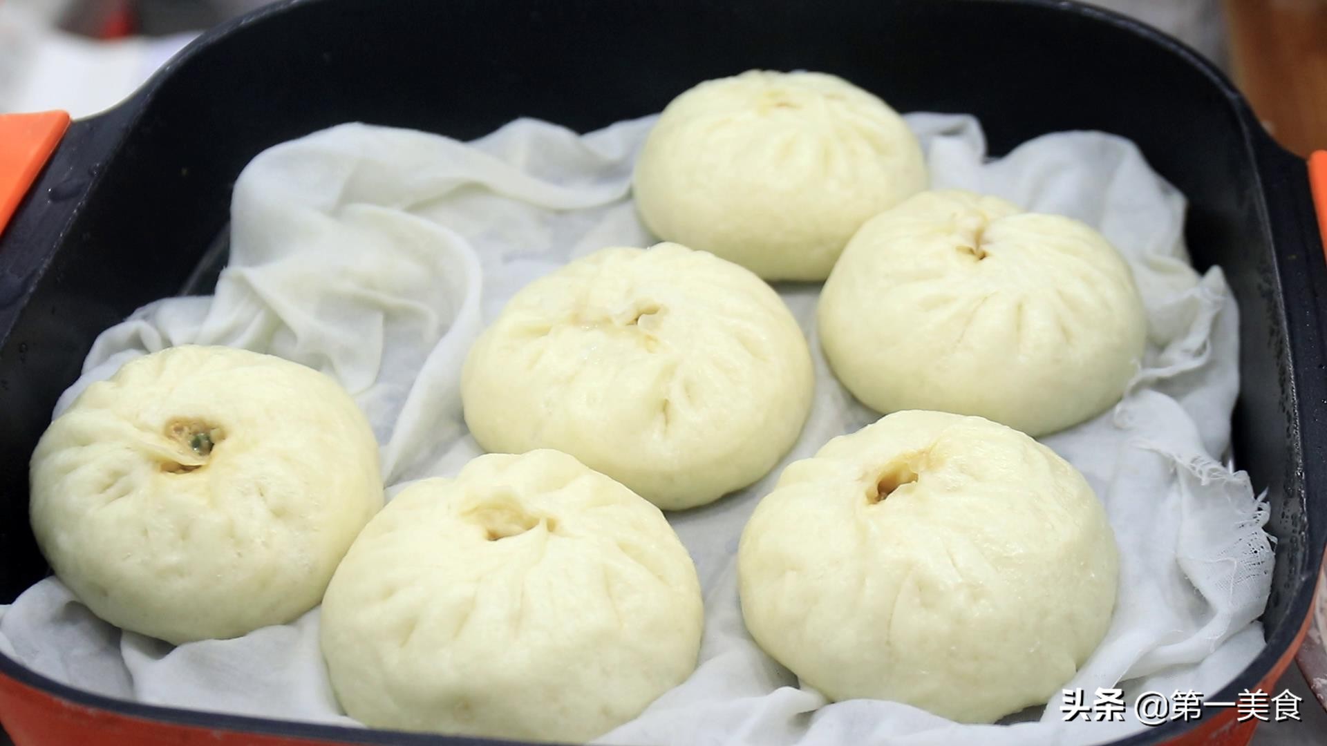 包子擀皮、蒸制都有技巧，学会这两招，包子皮薄但不露馅也不变形