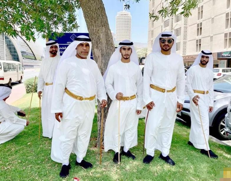 迪拜王子5亿超跑速度比飞机快，一看内饰：方向盘都没，驮着开？