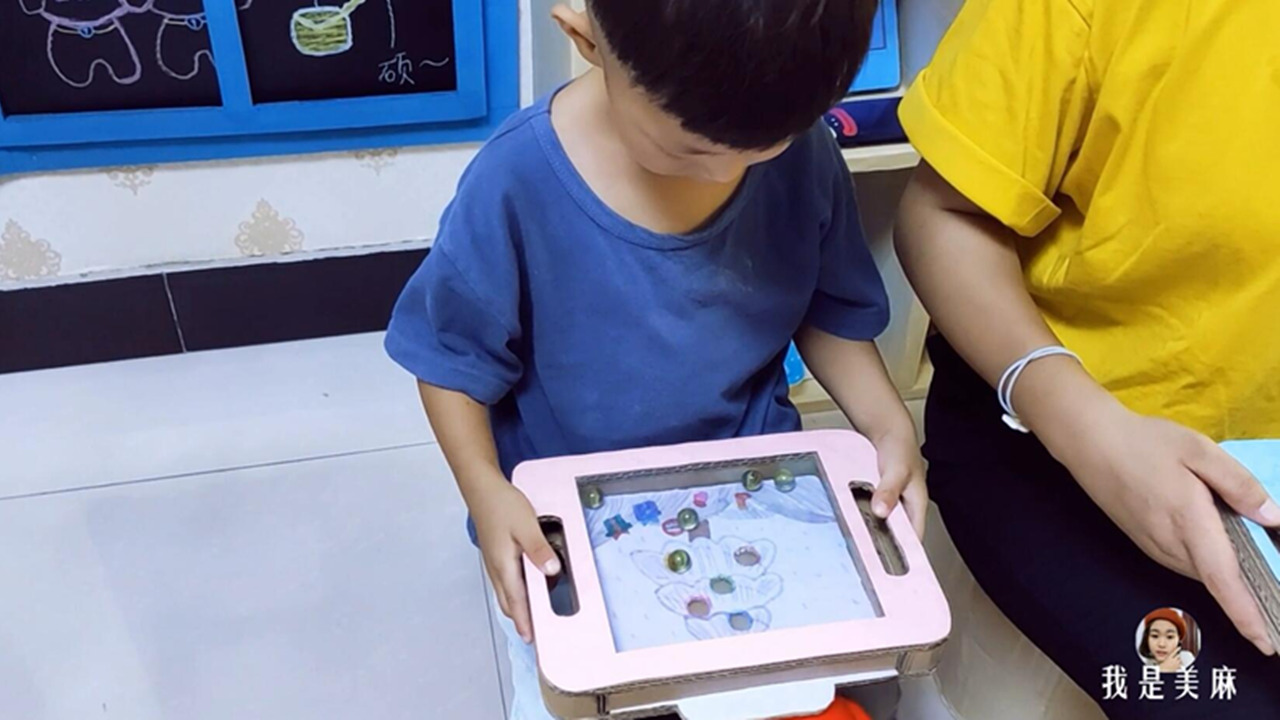 用鞋盒给孩子做简单益智小玩具,自制宝宝迷宫玩具没磁扣怎么动