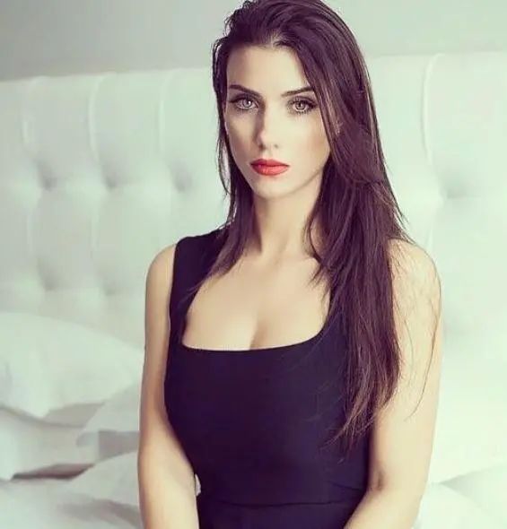 他是阿森纳著名厂花，老婆美若天仙还倒追