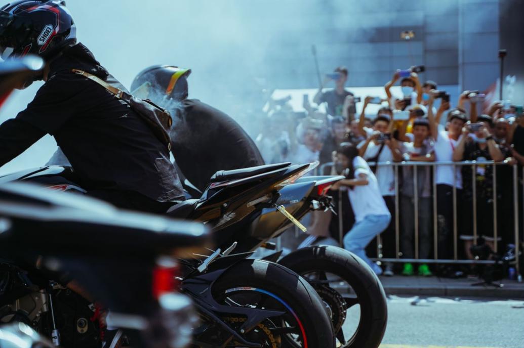 有个男人骑摩托车,骑摩托的男人的感受