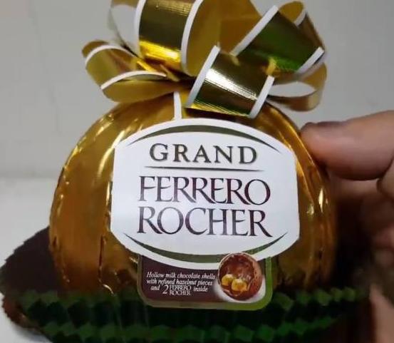 88元买了1个最大的金莎巧克力，准备吃7天，结果1刀下去崩溃了！