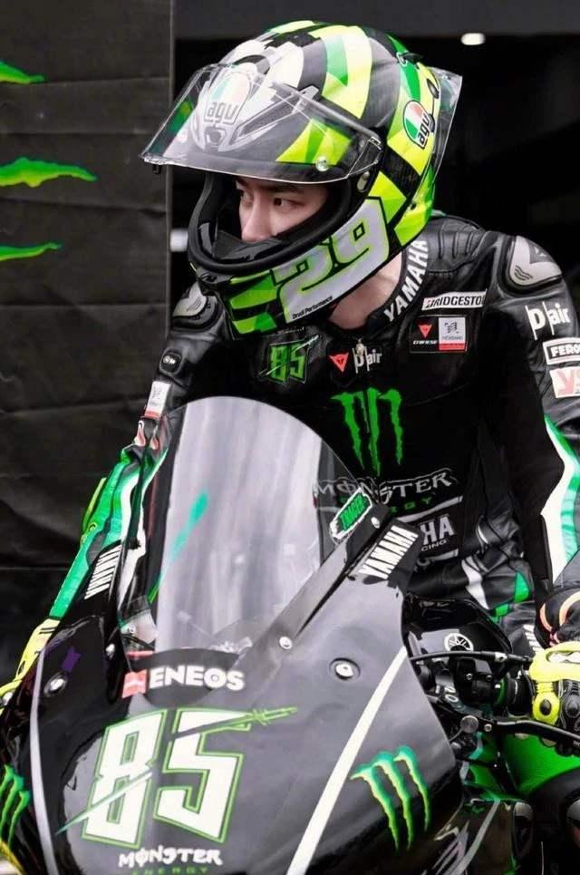 王一博赛车摔车饭拍,王一博赛车摔车事件时间