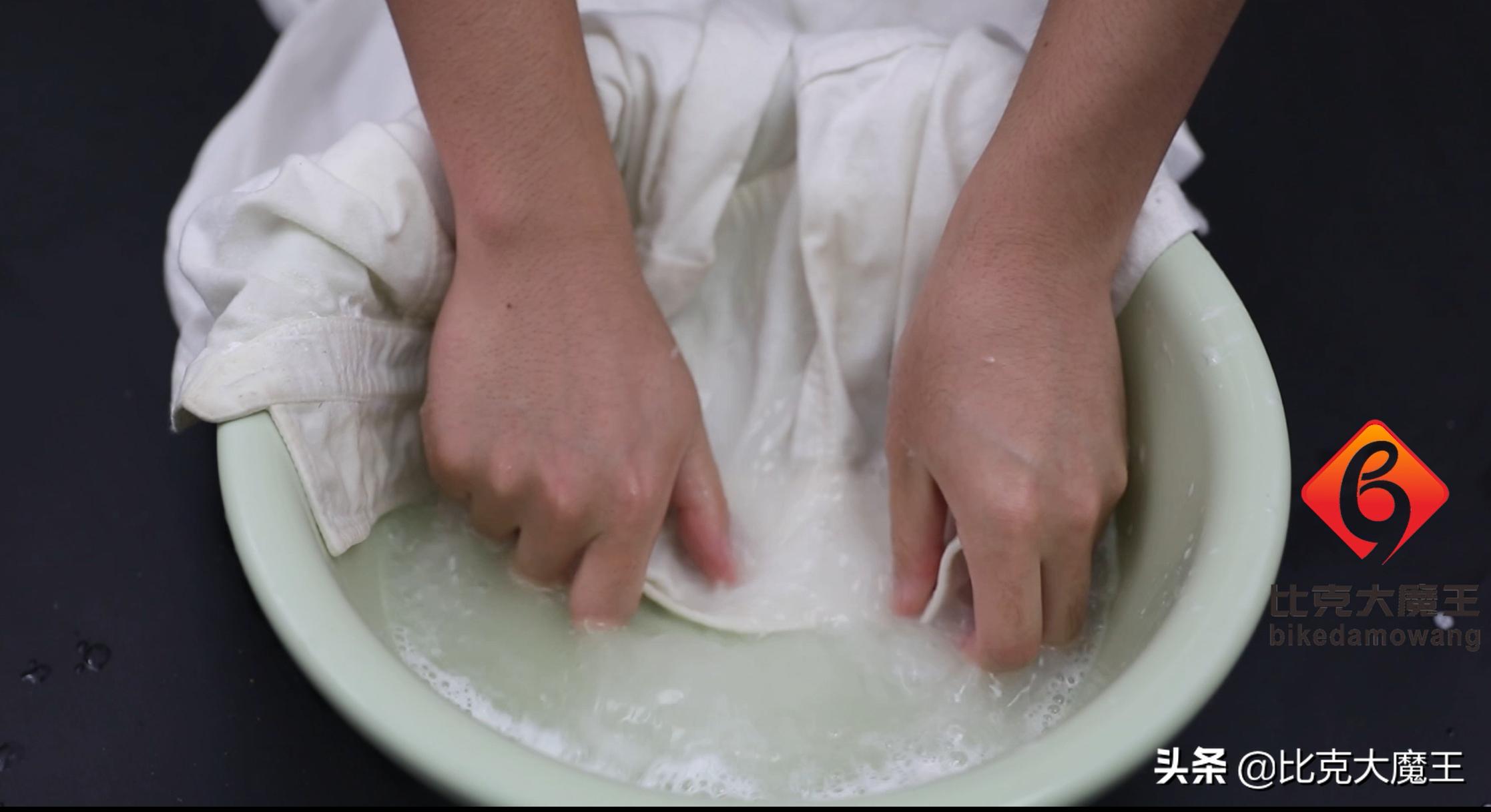 黑色衣服衣领变红色怎么处理,黑色衣服衣领发白怎么恢复黑