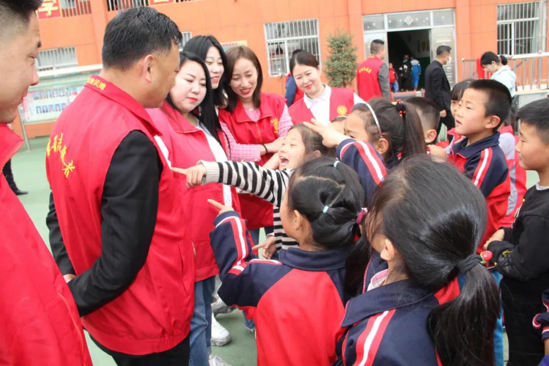 爱心志愿者慰问贫困儿童,爱心接力关爱留守儿童