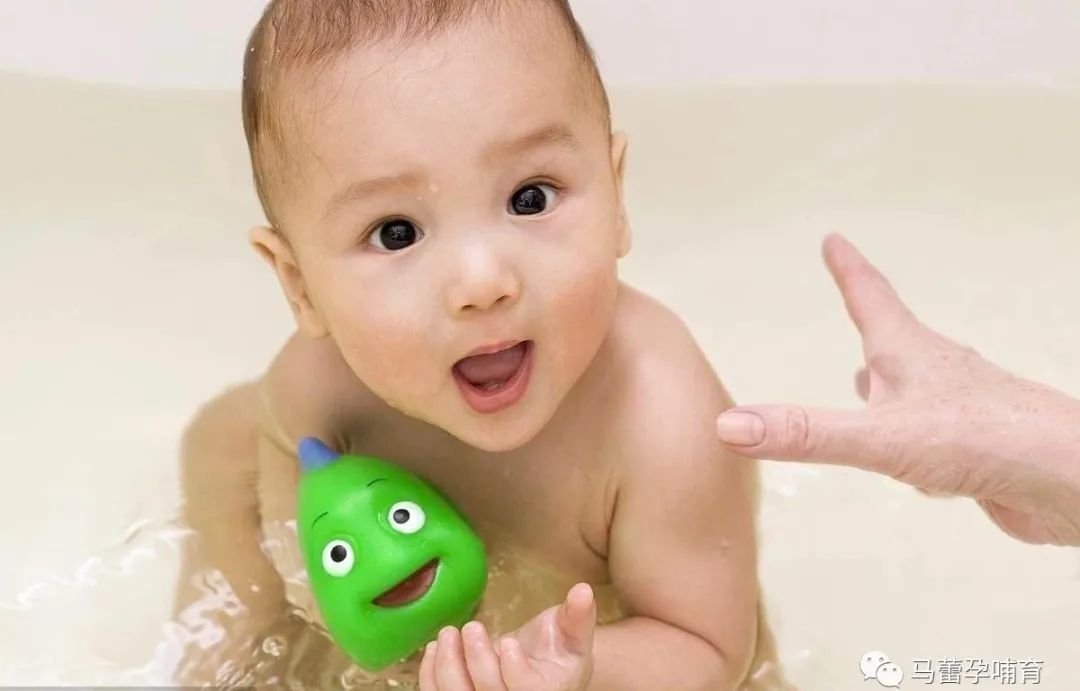 夏天给宝宝洗澡千万别踩这些坑,夏天宝宝洗澡要擦抚触油