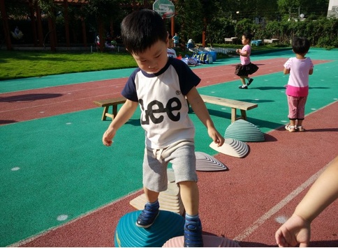 孩子踢球怕受伤该怎么引导,孩子对足球的热爱如何表达