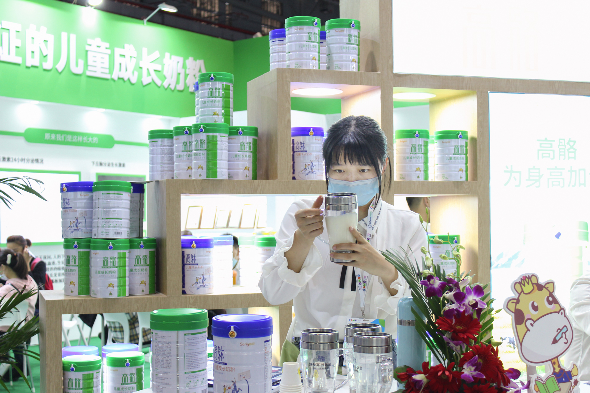 奶粉结块不易溶解怎么回事,奶粉成坨不易溶解怎么弄