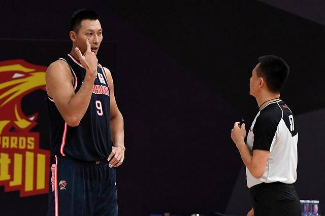 周鹏看易建联徐杰,易建联失误杜锋的态度