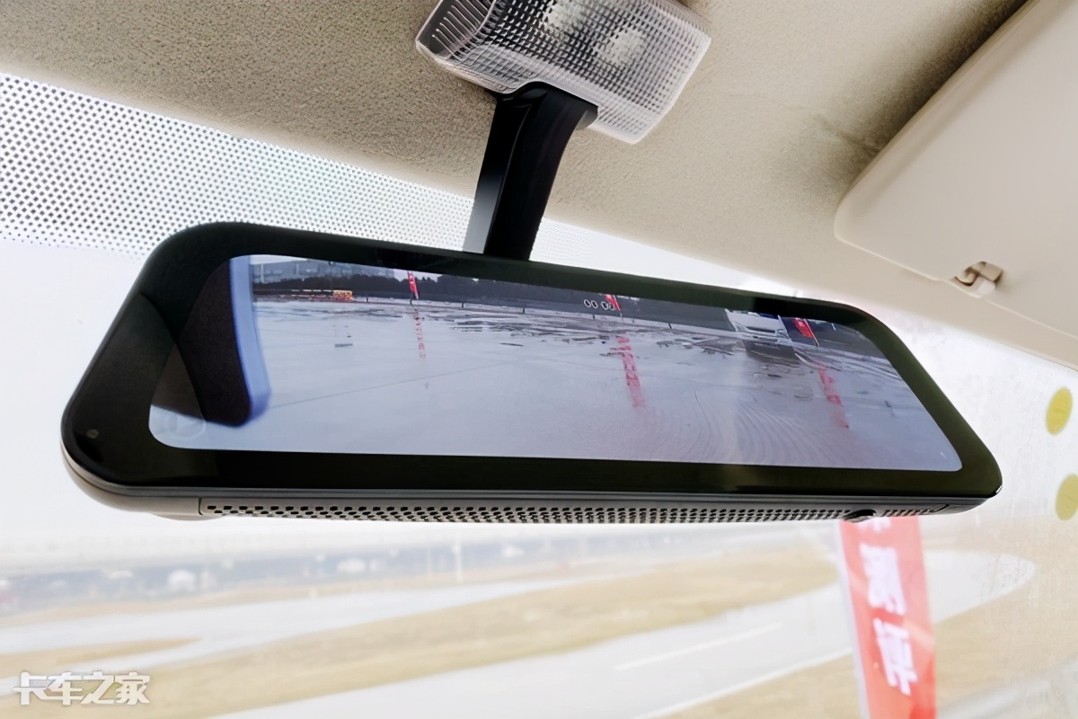 搭载腾豹3.0发动机，后视镜可显示四路影像，实拍江铃凯运轻卡