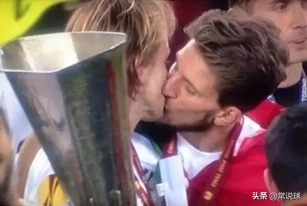 足球球员之间的吻,足球接吻镜头视频