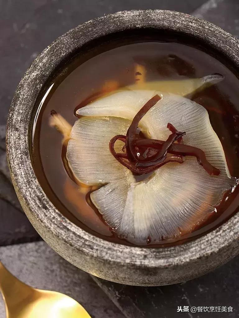 外公是广州酒家元老，父亲创办唐苑，85后的他这样改造粤菜