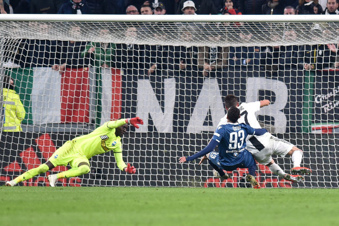 谜题解开,c罗进球后霸气回应动作