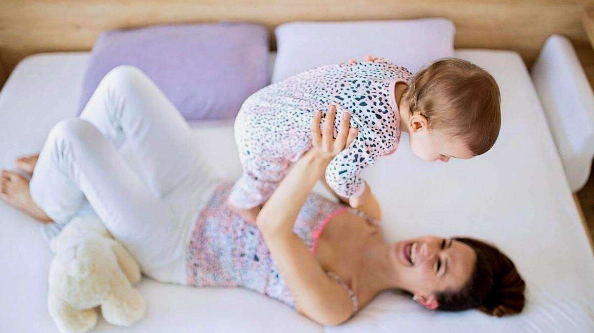 40岁杨怡罕晒与女儿合影,杨怡晒全家福庆祝女儿满4岁