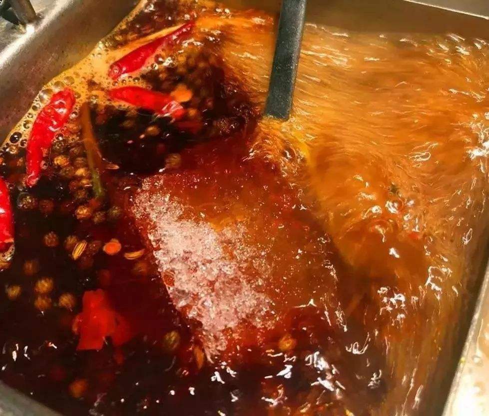 在重庆吃火锅把油碟拿走正常吗,吃火锅的油吃进肚子会不会凝固