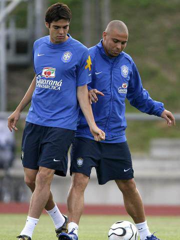 巅峰时期的巴西队卡卡和小罗大罗,卡卡在巴西足球能排第几