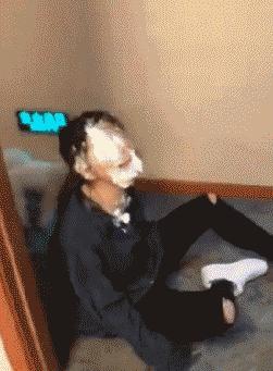 搞笑gif铁砂掌,铁砂掌传人一掌劈开十块砖头