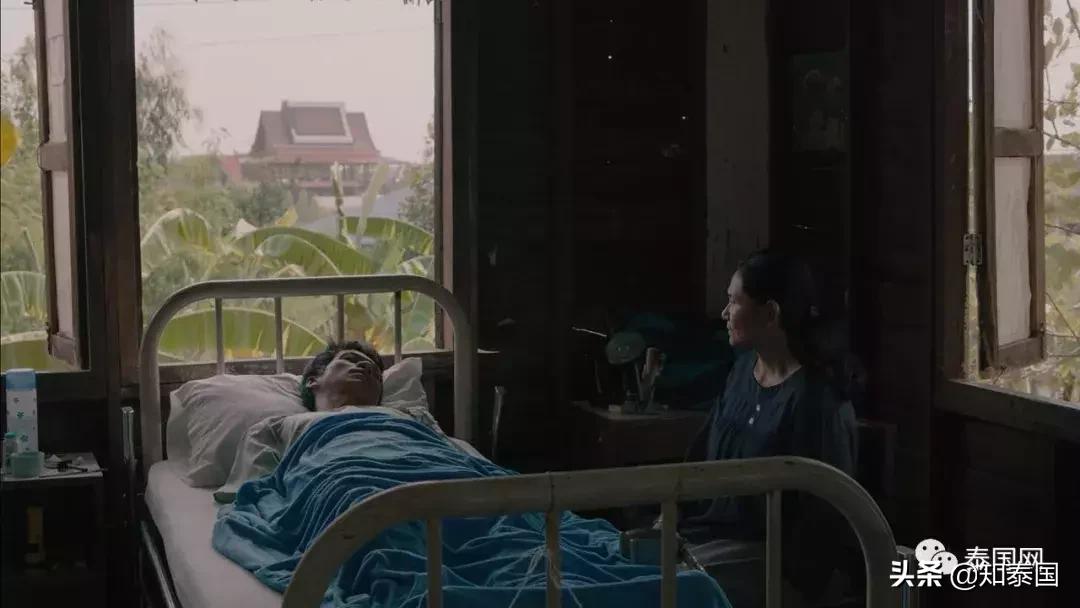 被士兵“上身”的年轻女巫，为何要去舔舐老女人伤痕累累的大腿？