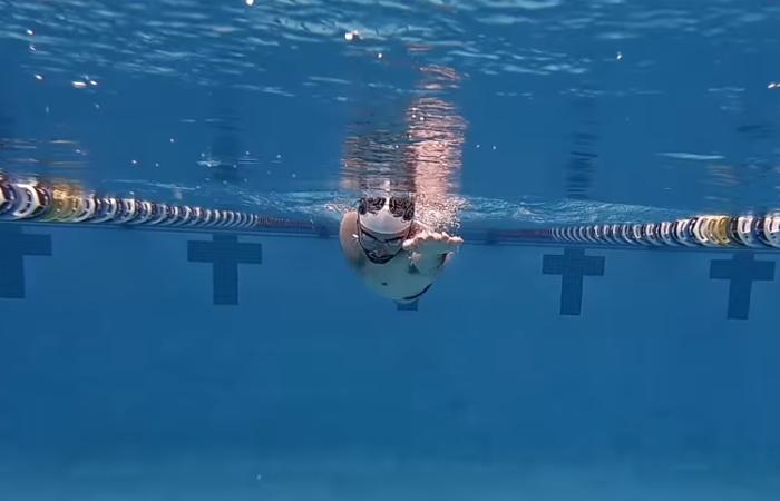 自由泳立腕抱水后如何发力推水,自由泳二次打腿发力技巧