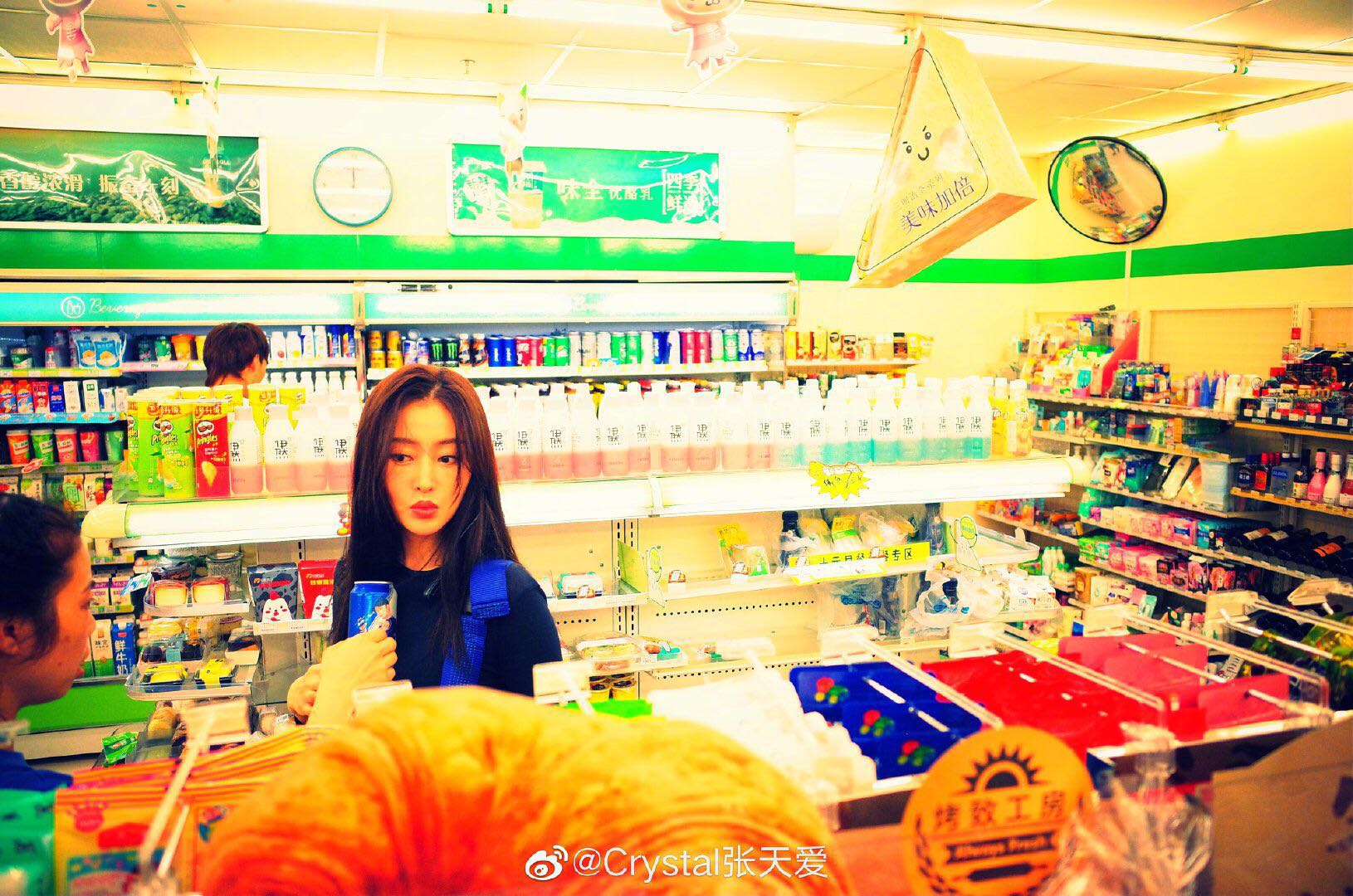 张天爱露腿不漏腰,张天爱采访现场大露美腿