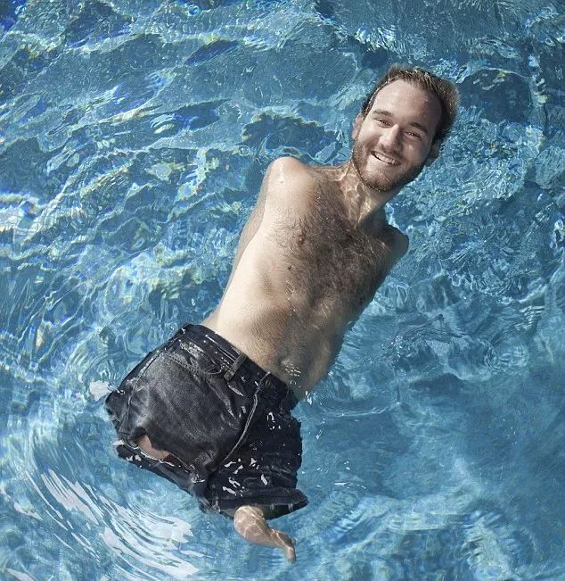 当遇见鲨鱼该怎么逃生,当在海里遇到鲨鱼怎么办