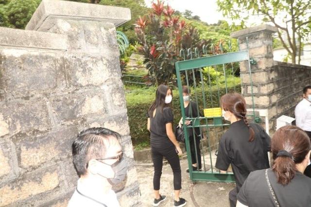 赌王遗体下葬，全家亮相奚梦瑶缺席，四太打扮时髦外孙女太不得体