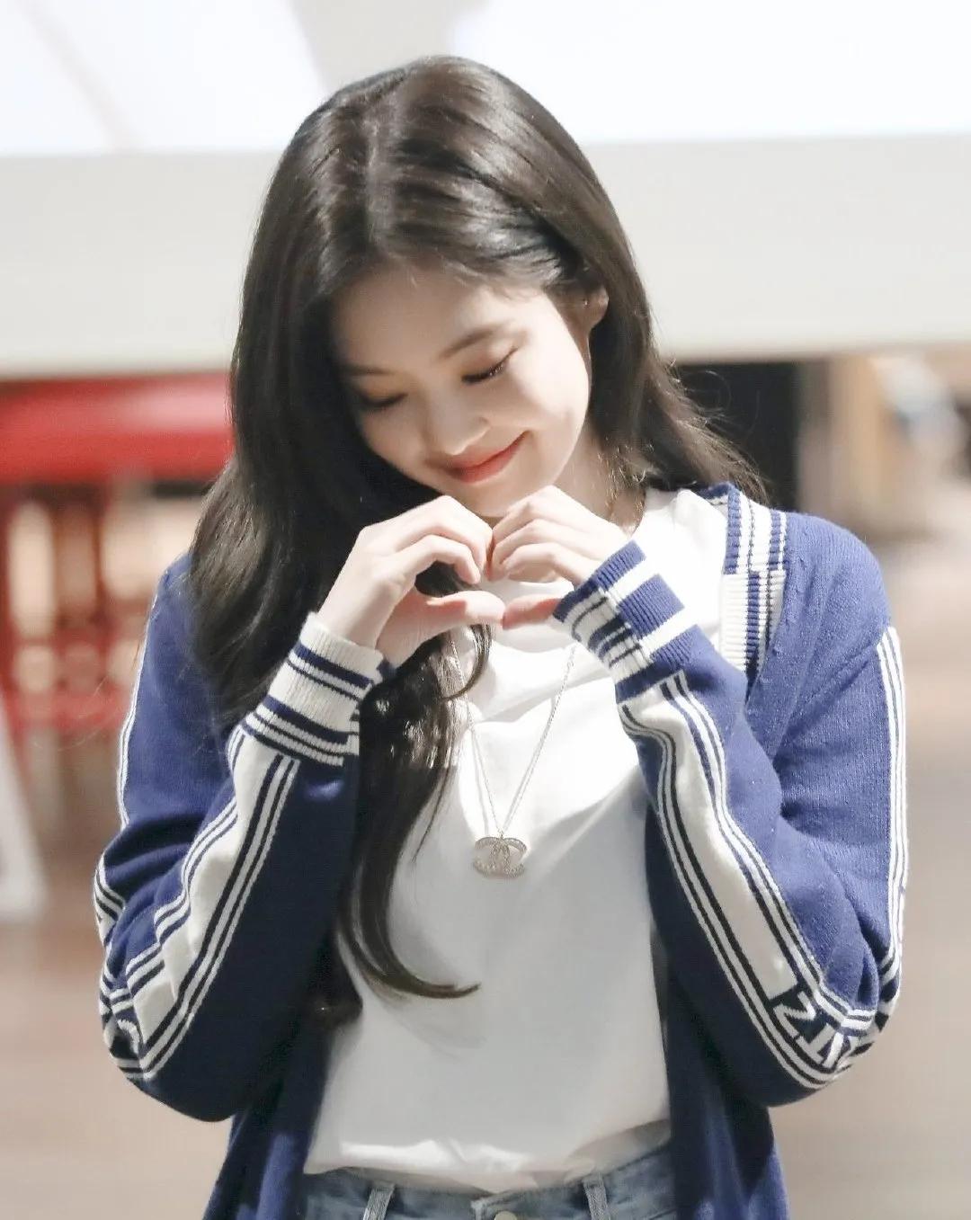 还在追韩系fashion？我已经掉入了泰妹Lisa的坑