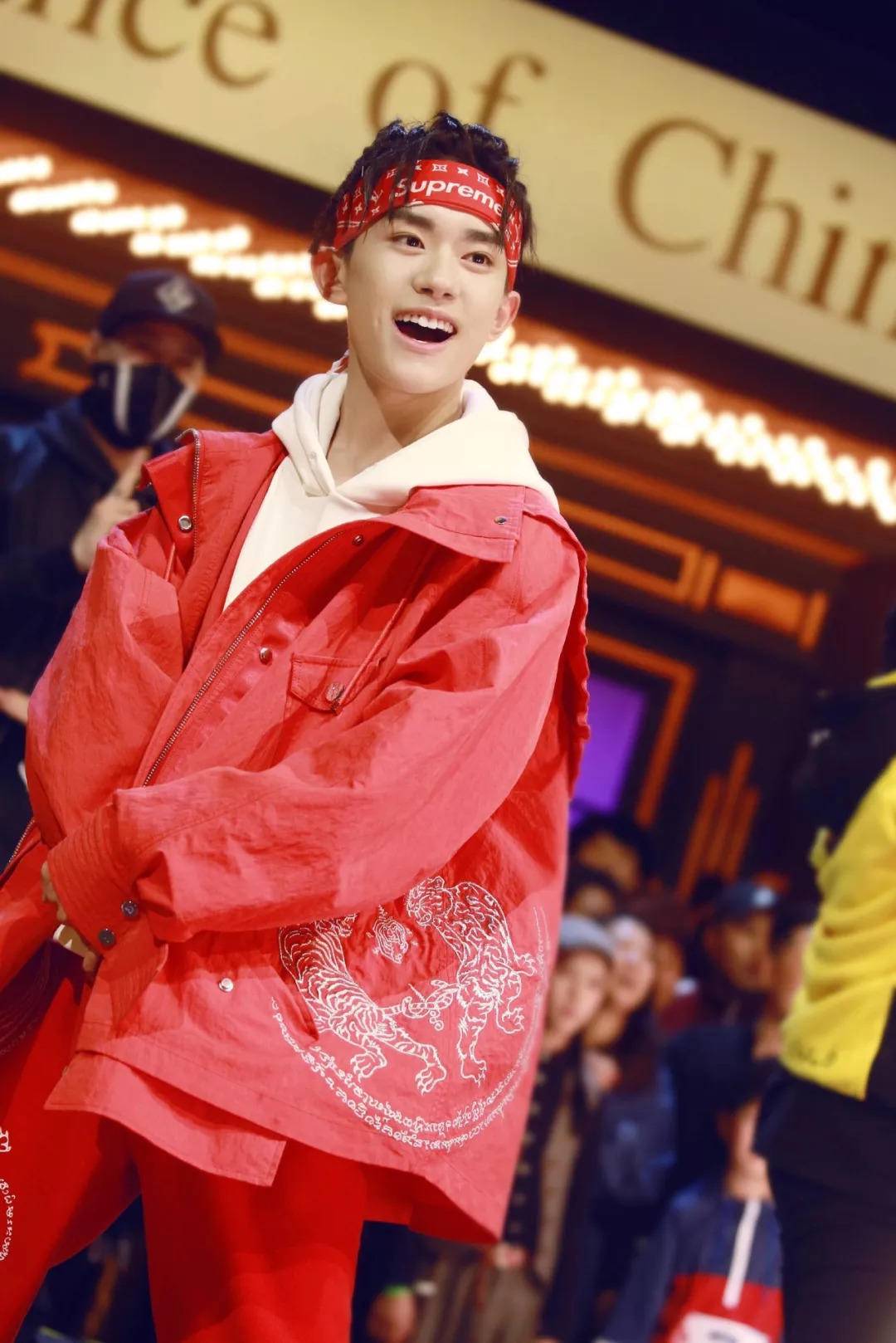 揭秘李宇春千玺舒淇都钟爱的衣服，为了推广中国风她吃尽苦头