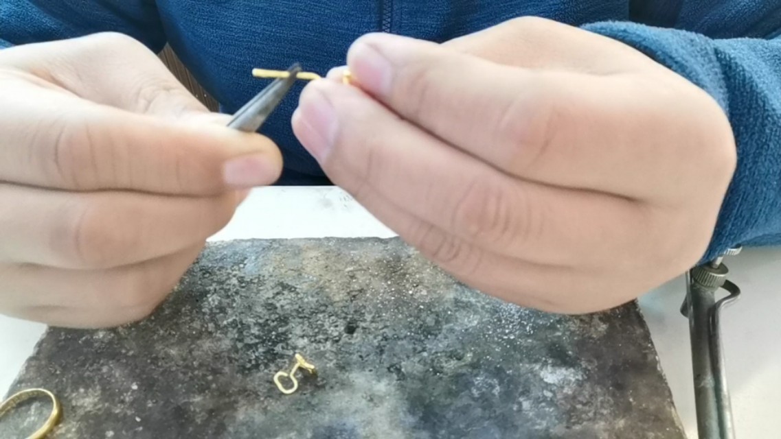 纯金耳钉弯钩断了可以修吗,黄金弯钩耳钉断了能焊接上吗