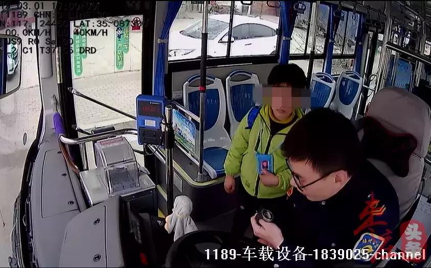 新乡10岁男孩坐公交车突然哭了,7岁男孩坐公交哭了