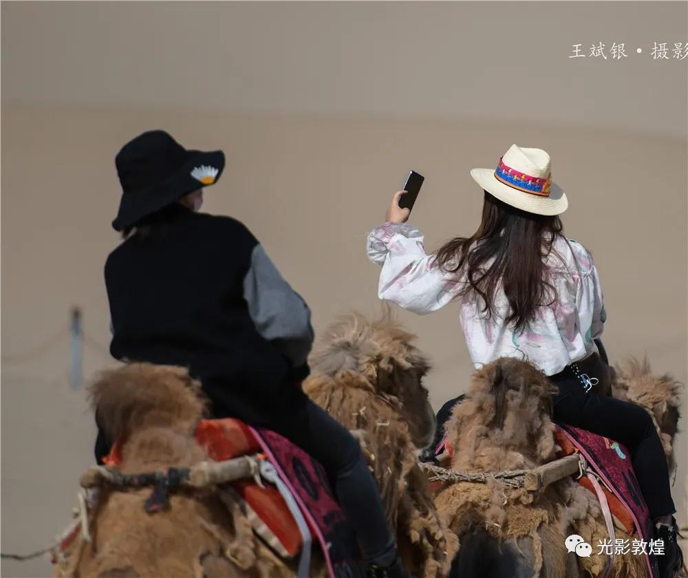 【敦煌新鲜事】月牙泉驼户穿胡服”牵骆驼服务游客