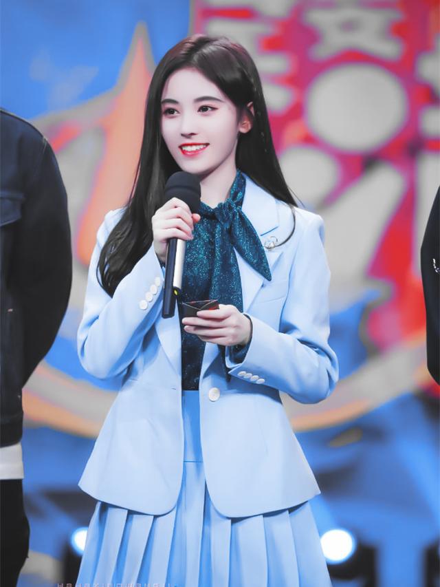 鞠婧祎半扎双马尾造型,鞠婧祎扎低双马尾