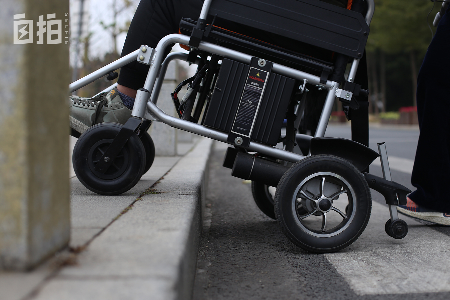 我,坐轮椅的大学生,上天能跳伞、下海能潜水,像普通人一样生活