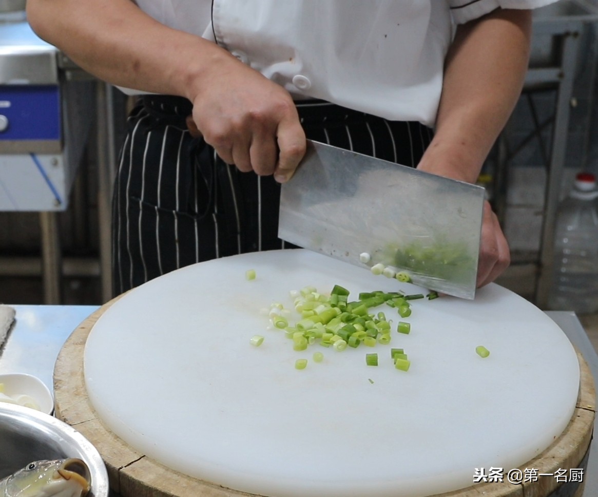 大厨分享煎焖鲤鱼家常做法,不腥不腻,肉质鲜嫩,学会在家轻松做