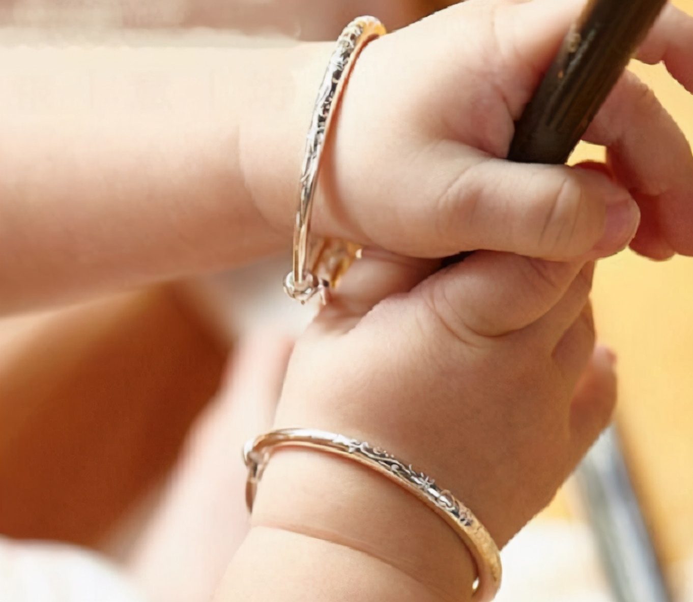 宝宝银手镯戴了两个月变成黑色,6个月婴儿戴银手镯越来越亮视频