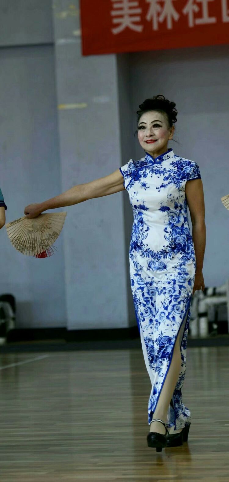 百合艺术团舞蹈视频,百合镇舞蹈队表演视频