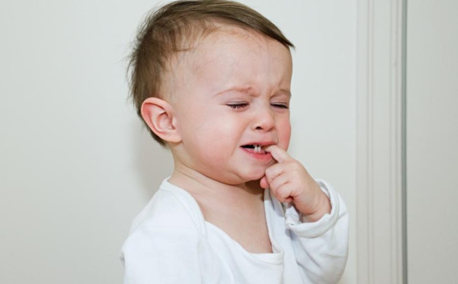 宝宝爱咬上嘴唇如何纠正,小孩喜欢咬嘴唇睡觉变龅牙