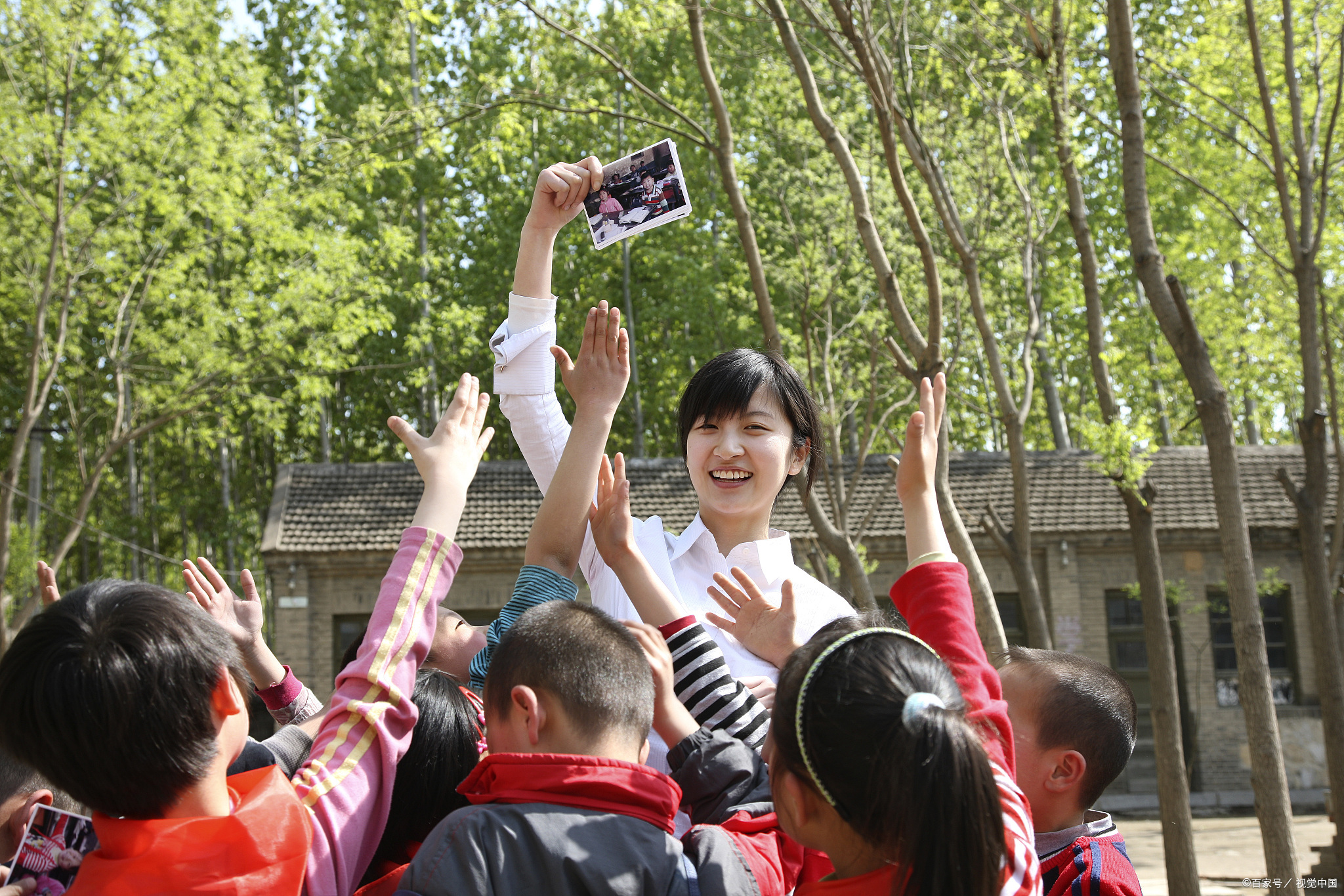 想当小学老师需报考什么大专,小学教育就业出路有什么