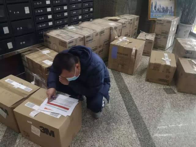 直击坚守一线风雨逆行,直击前线