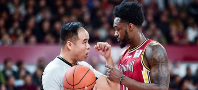 cba三个违体犯规禁赛1场,cba骂裁判名场面王哲林